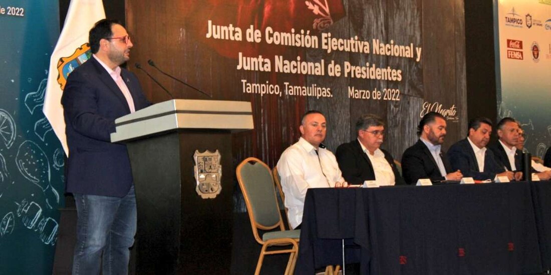 Los integrantes de la Comisión Ejecutiva Nacional CANIRAC reconocieron a los restauranteros con mayor trayectoria de zona conurbada Altamira, Madero y Tampico.