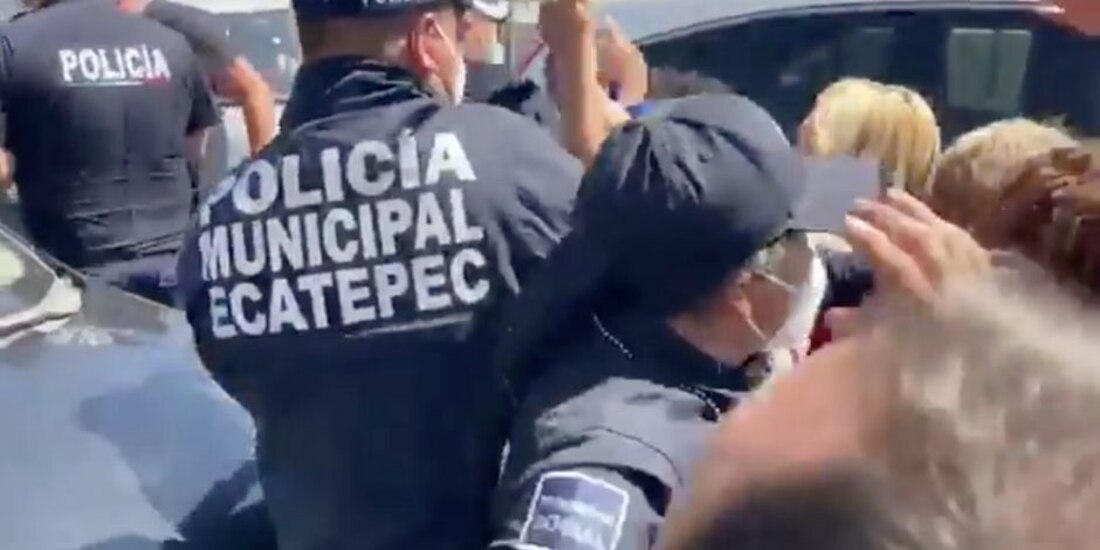 Ciudadanos mantenían un bloqueo vial en Ecatepec.