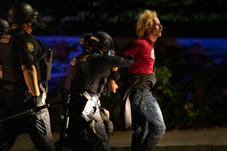 Un hombre es detenido durante la jornada de protestas del domingo, en Portland.