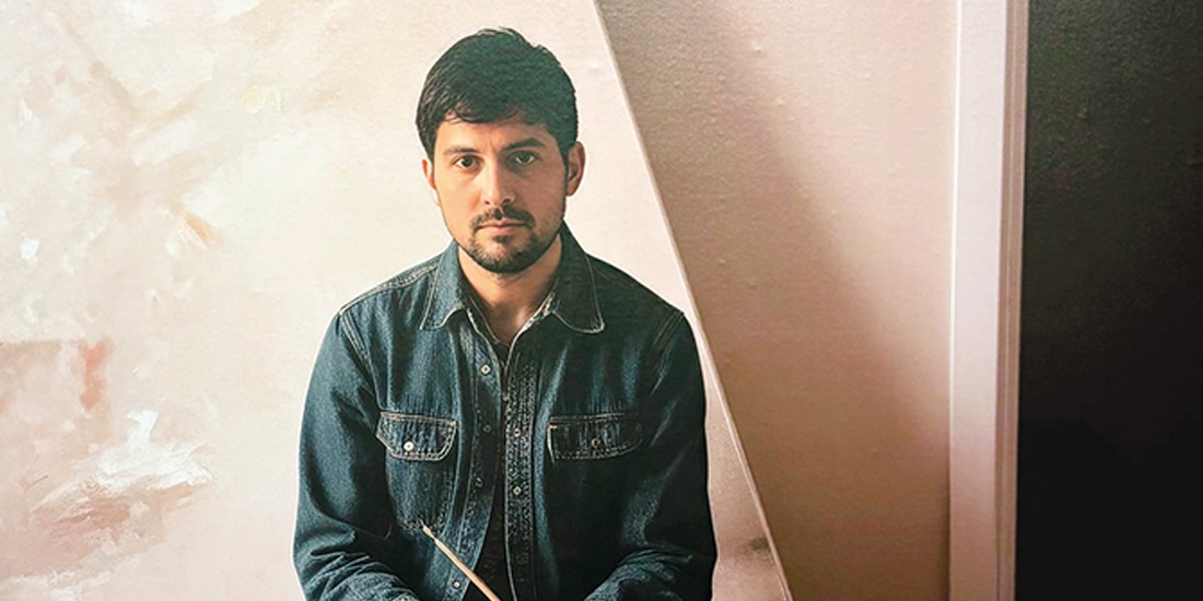 UNA FOTOGRAFÍA del artista intervenida con IA en la exposición.