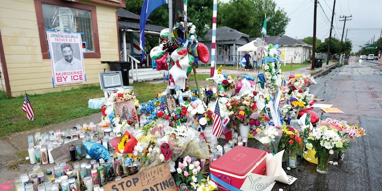 MEMORIAL en Houston, ayer, donde fue asesinado el mexicano Lorenzo Salgado.