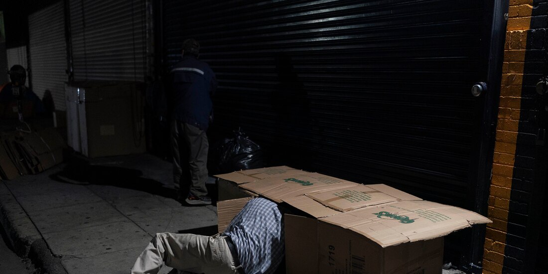 David Hernandez, un indigente de 62 años, entra a su cama hecha con cajas de cartón, el miércoles 14 de diciembre de 2022, en Los Ángeles