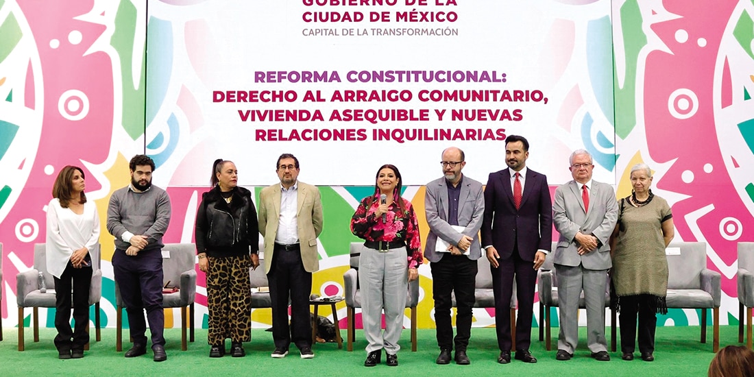 La jefa de Gobierno, Clara Brugada (c.), ayer, en conferencia de prensa.