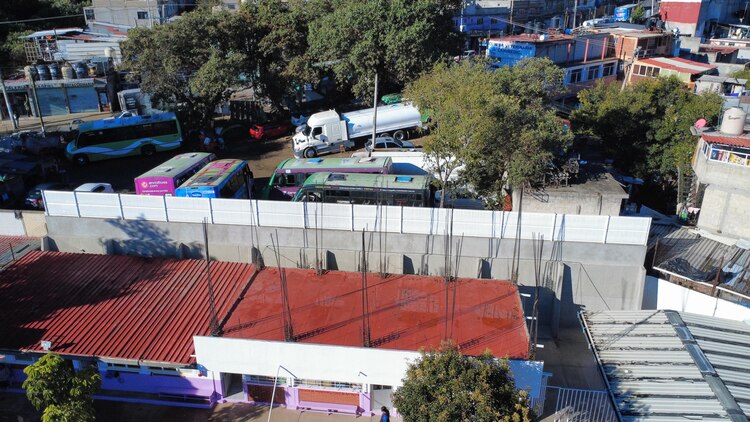 El nuevo muro perimetral del Jardín de Niños C.A.S.I. Huayatla garantiza la seguridad de los alumnos.