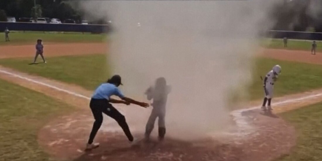 Remolino de polvo atrapa a un niño durante un juego de béisbol