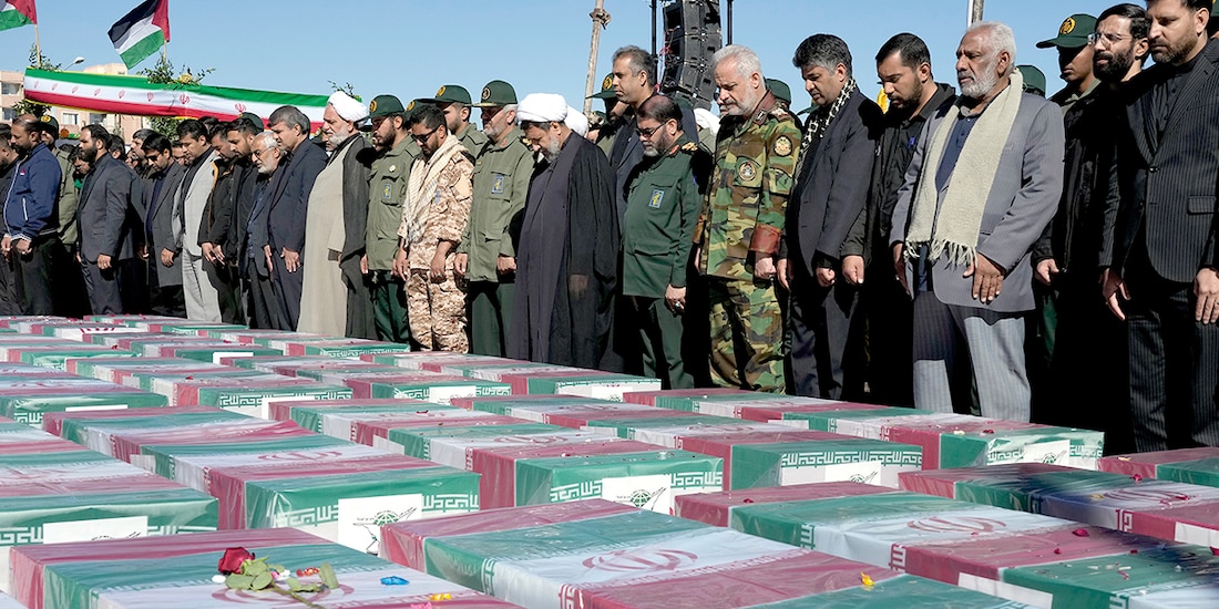 Miles rezan frente a los ataúdes de las víctimas del atentado, ayer, en Teherán.