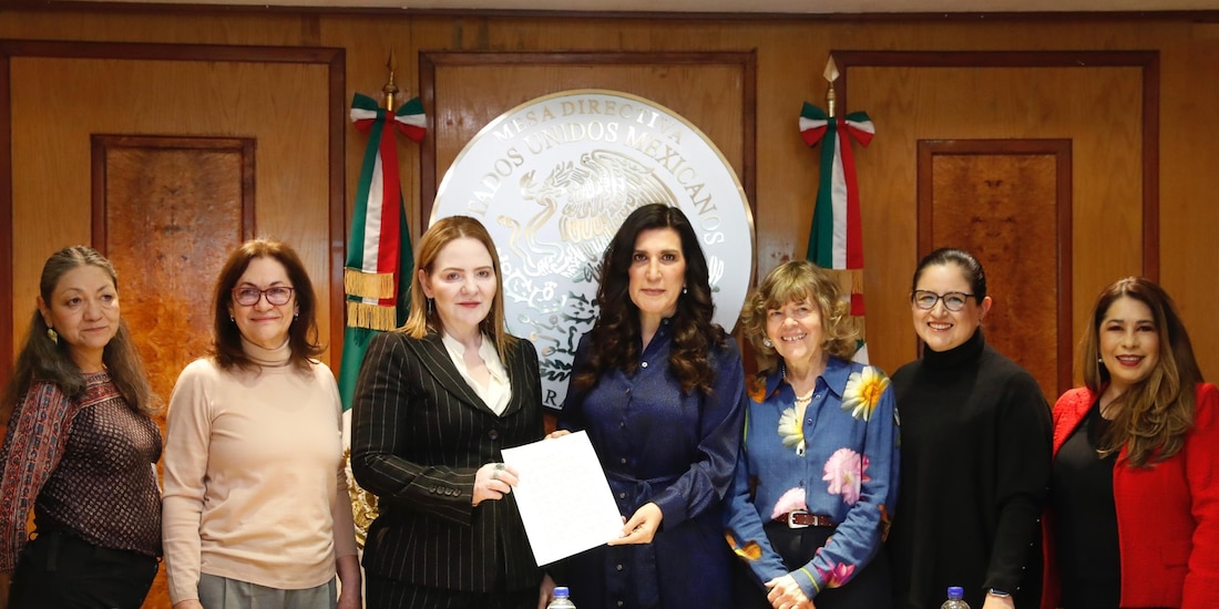 Red Mujeres en Plural durante la reunión con la diputada Kenia López Rabadán