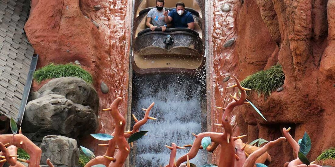 Con todo y cubrebocas, visitantes se divierten en una atracción mecánica de Walt Disney World, en Orlando, el sábado pasado.