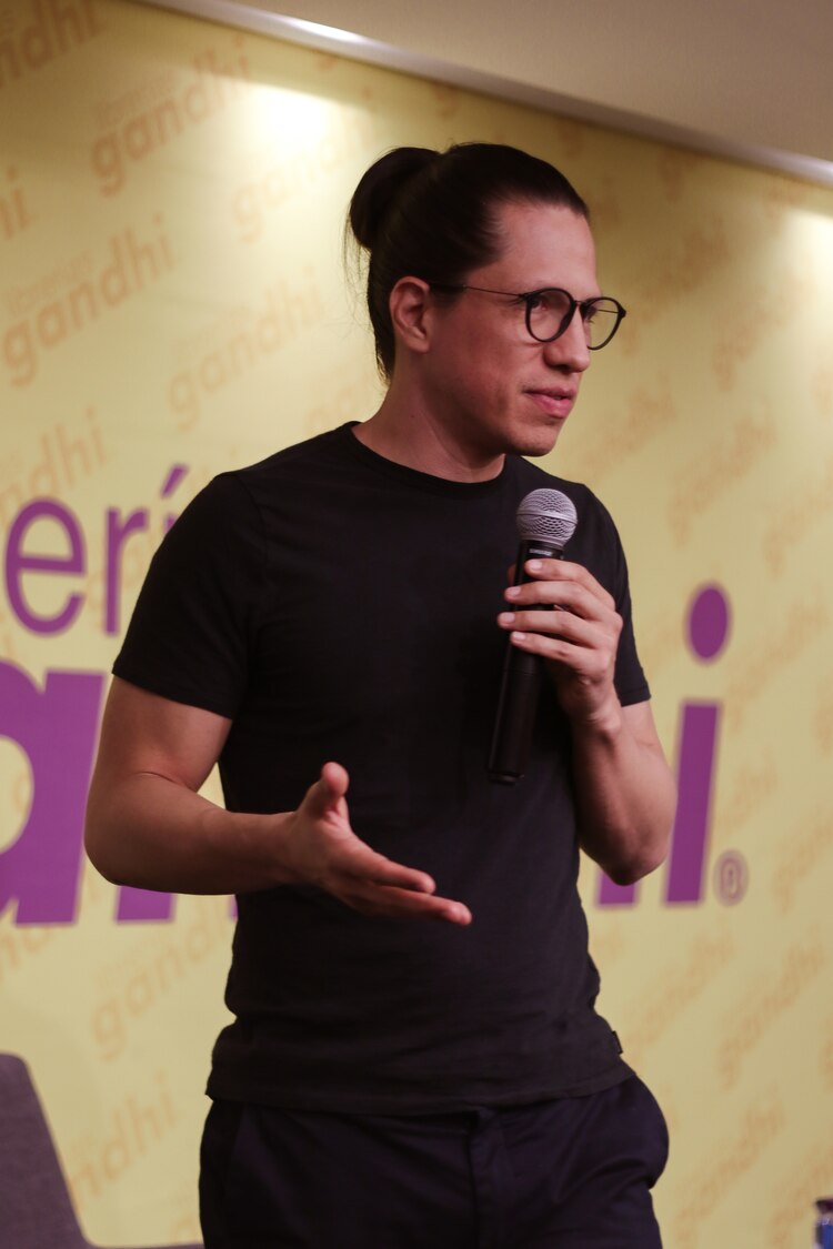 Juan Carlos Chávez, escritor y profesor de creatividad y Etología Económica