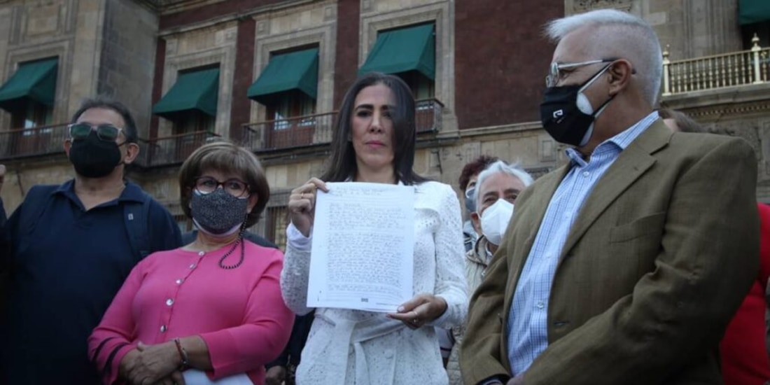 La hija de Rosario Robles leyó la carta frente a Palacio Nacional.