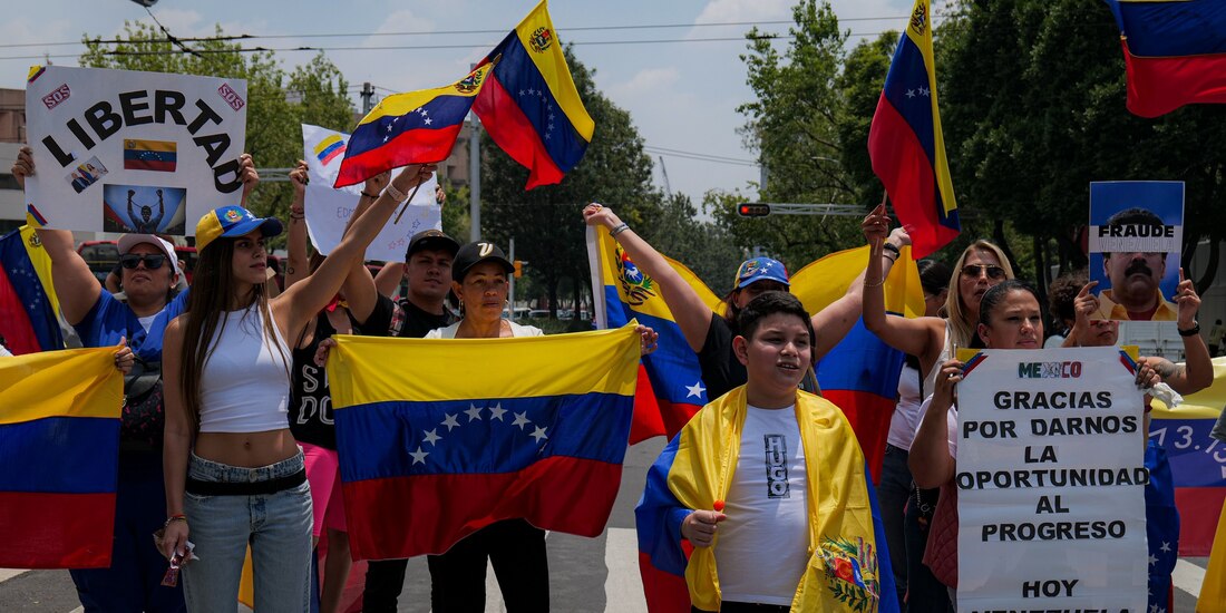 Venezolanos en México protestaron frente al Monumento a Simón Bolívar el sábado.