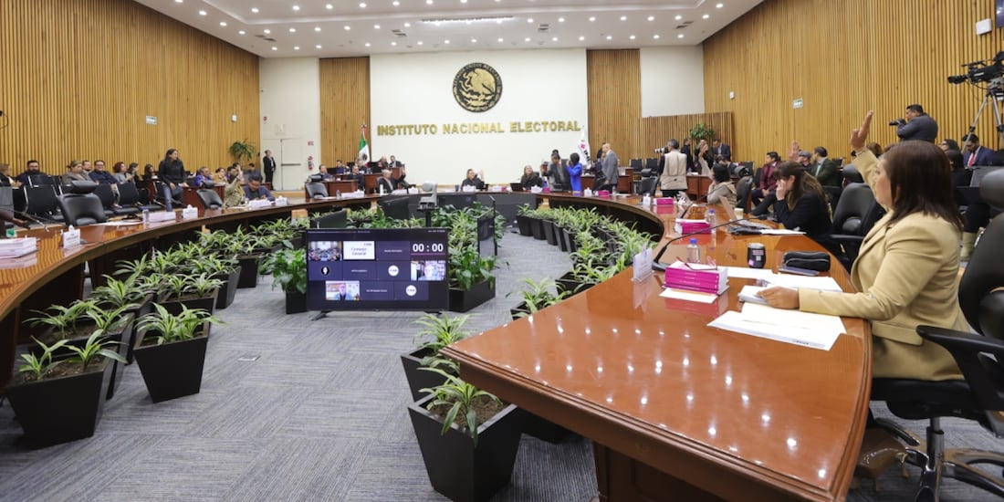 En la imagen ilustrativa, una sesión Consejo General del INE.