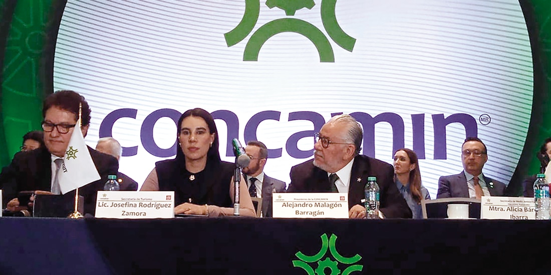 Josefina Rodríguez Zamora, secretaria de Turismo, junto a Alejandro Malagón Barragán (der.), presidente de la Concamin, durante la 108 asamblea general, ayer.