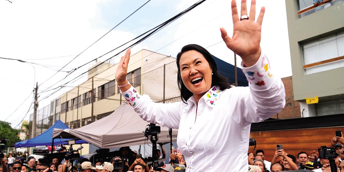 La candidata presidencial Keiko Fujimori saluda tras votar en Lima, ayer.