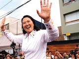 La candidata presidencial Keiko Fujimori saluda tras votar en Lima, ayer.
