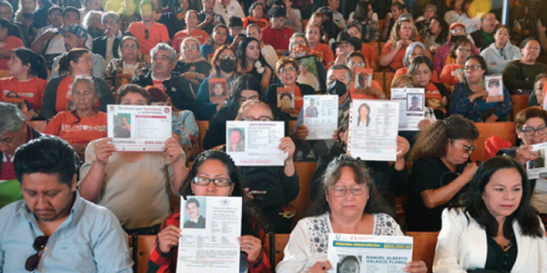 Familiares de víctimas de desaparición, ayer, en la presentación del plan.