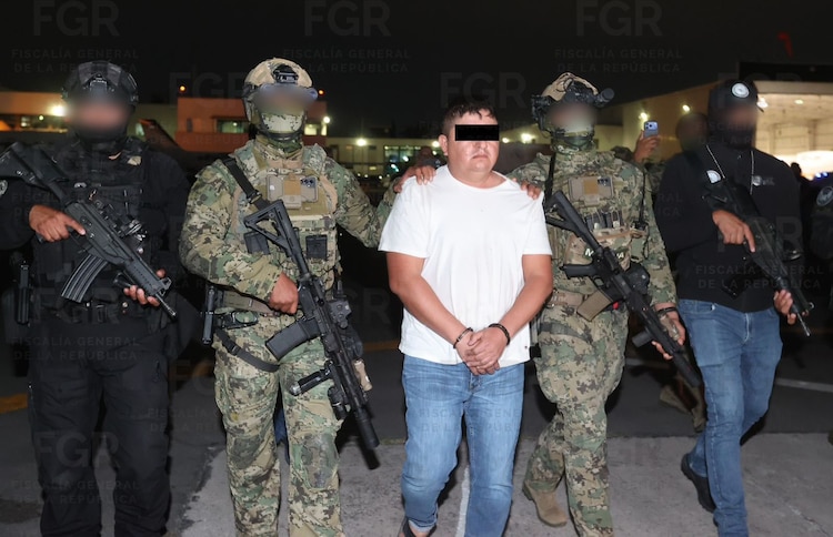 Audias "N", escoltado por autoridades federales tras ser detenido en Nayarit.