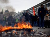 Protestas en Lyon, Francia, por la reforma de pensiones de Macron, finalmente aprobada.