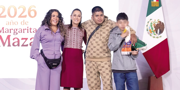 La Presidenta posa con los dueños de Merlín, ayer.