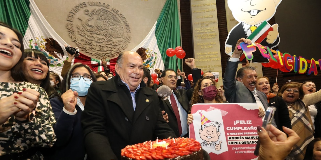Diputados de Morena celebraron el cumpleaños del Presidente, Andrés Manuel López Obrador, ayer en San Lázaro