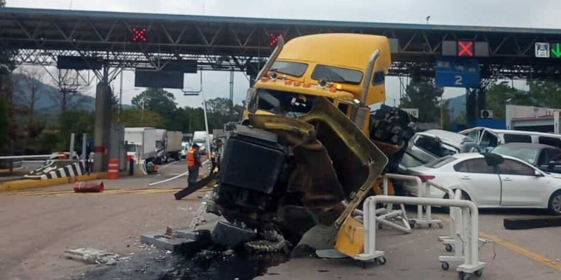 Tráiler impacta caseta y arrolla varios vehículos en la Autopista de Occidente