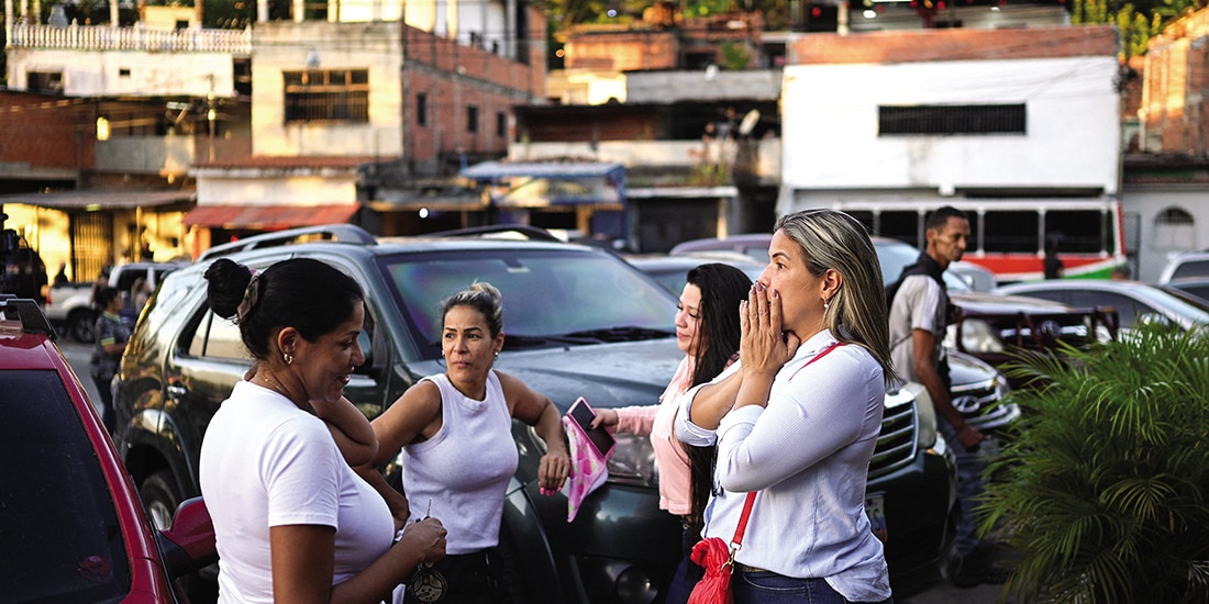 Mujeres se reúnen fuera de la cárcel de El Rodeo para esperar a sus familiares detenidos, en el estado de Miranda, Venezuela, ayer.