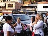 Mujeres se reúnen fuera de la cárcel de El Rodeo para esperar a sus familiares detenidos, en el estado de Miranda, Venezuela, ayer.
