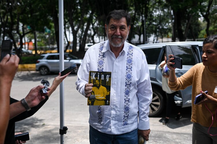 El diputado Gerardo Fernández Noroña visitó la casa de transición de la virtual presidenta electa Claudia Sheinbaum Pardo con regalo en mano.