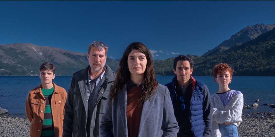 Atrapados es una miniserie argentina que se centra en la desaparición de una adolescente de 16 años, vista por última vez en una fiesta.