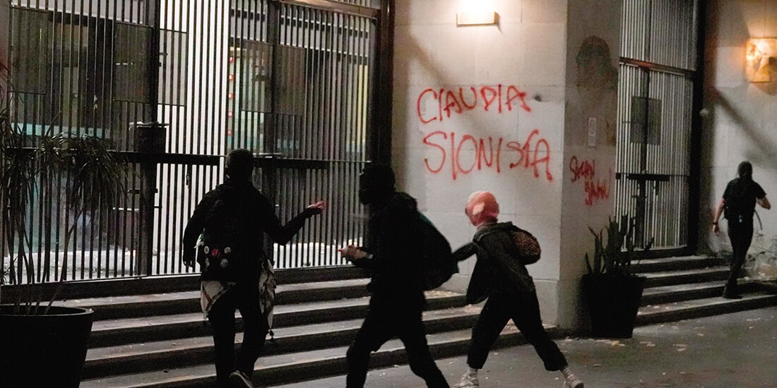 Bloque Negro de manifestantes pro Palestina realizaron pintas en la SRE, ayer.