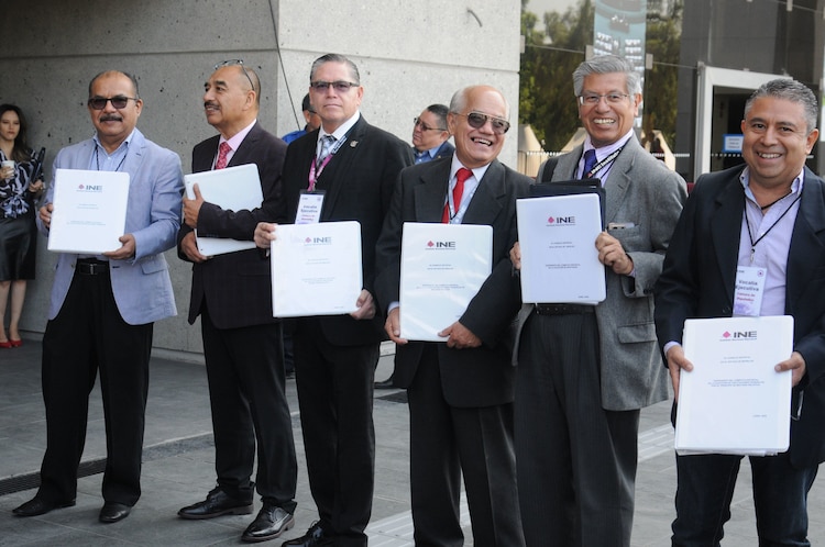 El 18 de junio, representantes de consejos distritales asistieron a la Cámara de Diputados para entregar las constancias de mayoría.