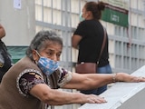Una mujer afuera de un hospital que atiende coronavirus en la Ciudad de México.