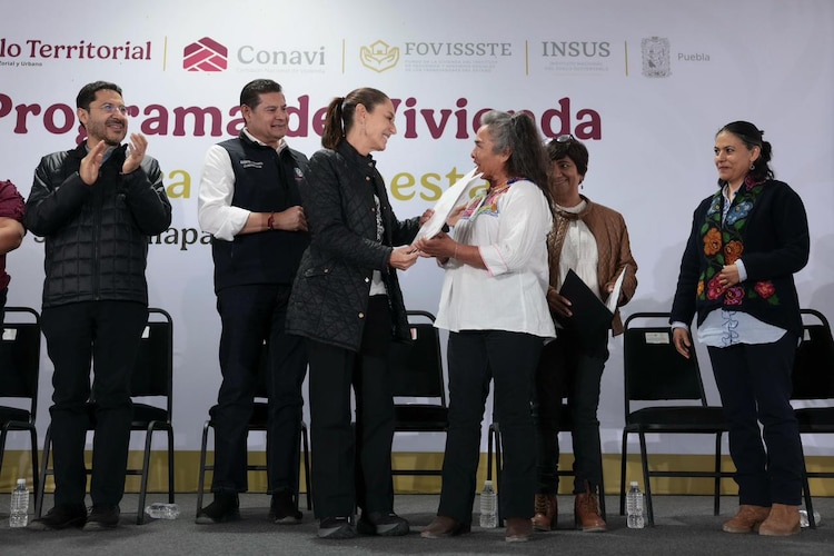 Presidenta con una beneficiaria del Programa Vivienda para el Bienestar, en Puebla.
