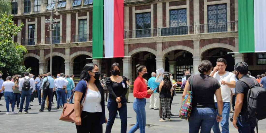 Trabajadores del Palacio de Gobierno de Morelos se resguardan en la explanada tras el temblor.