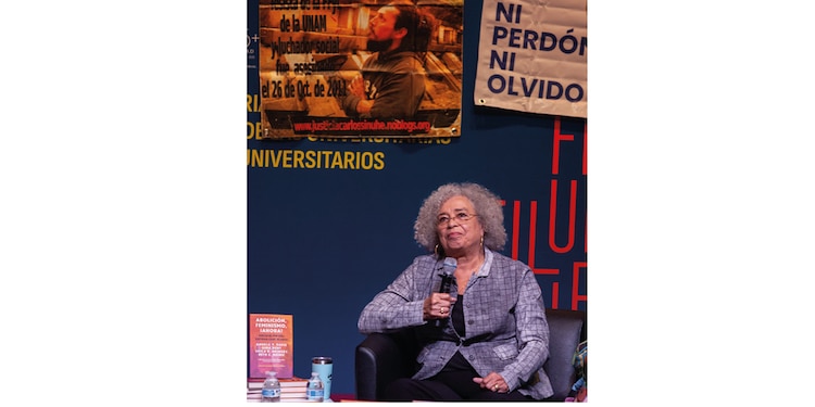 La activista, ayer, durante su participación en la sala de la UNAM.