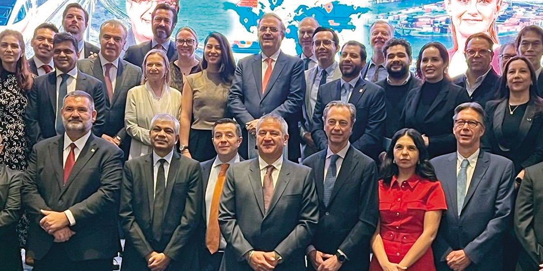 EL SECRETARIO de Economía, Marcelo Ebrard, con representantes de Cámaras Binacionales, ayer.