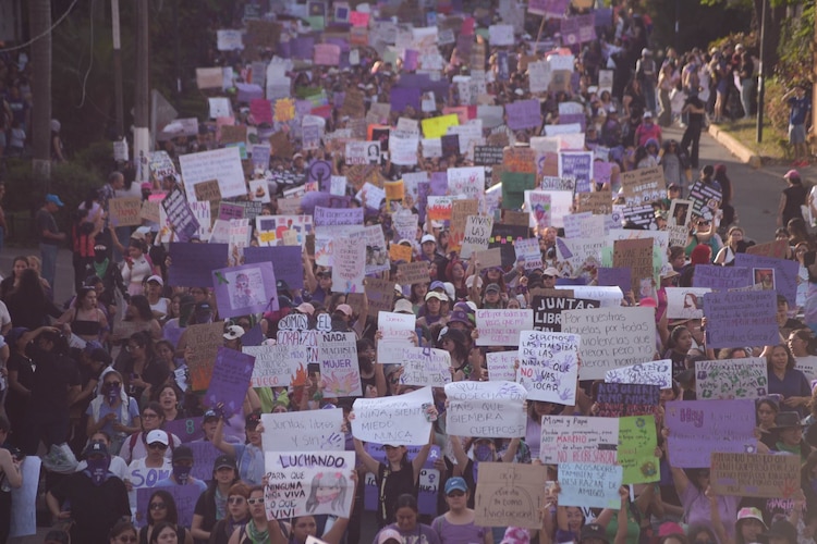 En fotografía de archivo, marcha de mujeres en la CDMX.