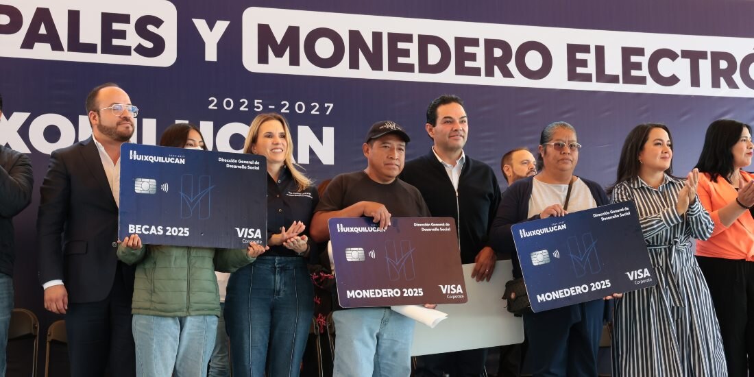 Huixquilucan continúa la entrega de más de 14 mil monederos electrónicos y becas municipales.