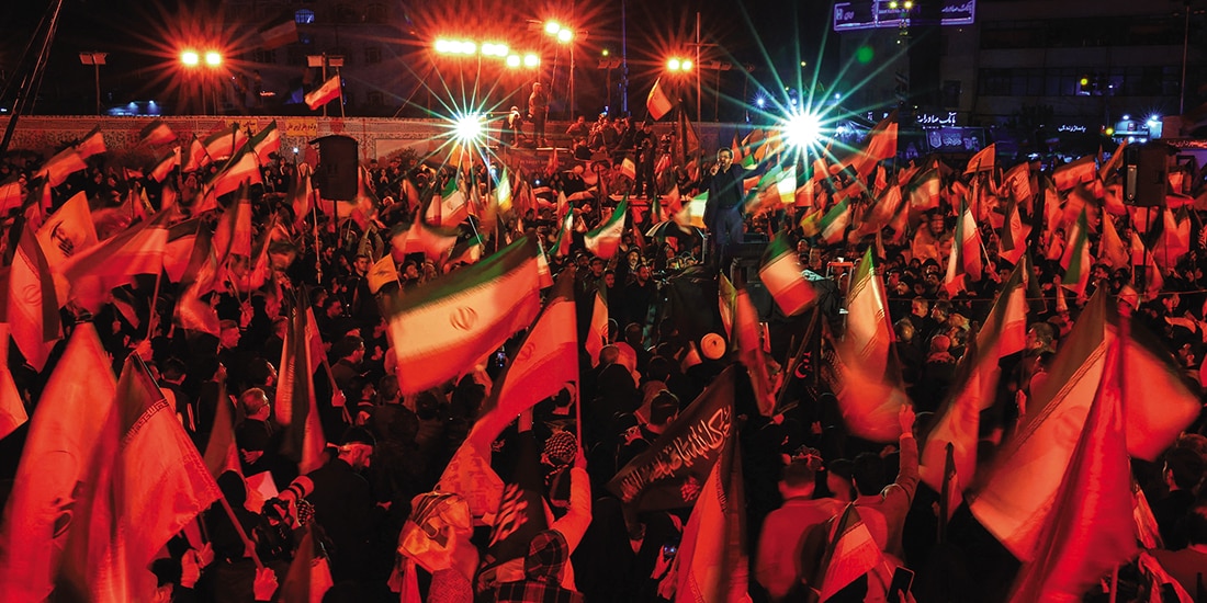 MANIFESTANTES antiestadounidenses y antiisraelíes se reúnen en Teherán, ayer.