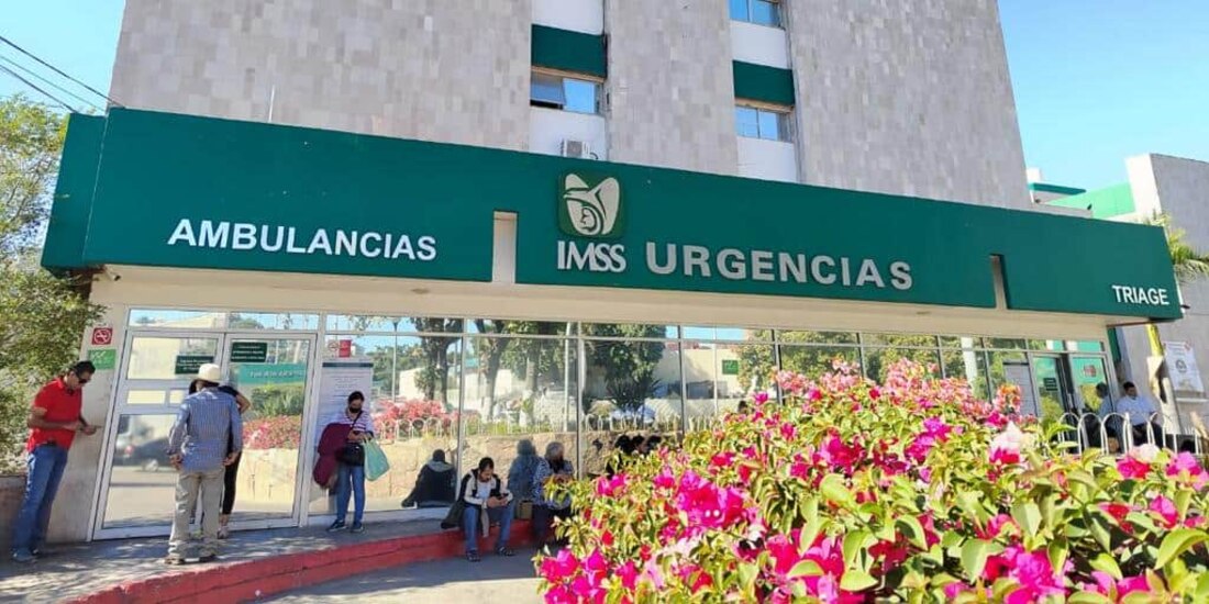 Familiares y amigos de la víctima acudieron ayer al Hospital General del IMSS de Culiacán, en donde falleció el joven.