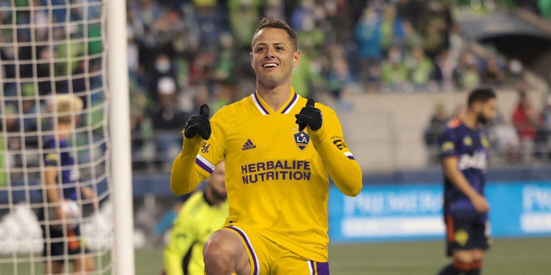 "Chicharito" celebra una anotación con el Galaxy de la MLS.