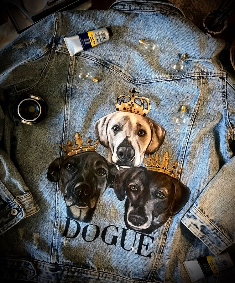 La marca también cuenta con chamarras para humanos, para quienes deseen llevar en la espalda el rostro de su mascota; Aydée las elabora en dos días.