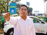 Un conductor de Didi muestra la Tarjeta Azul contra la trata, ayer.