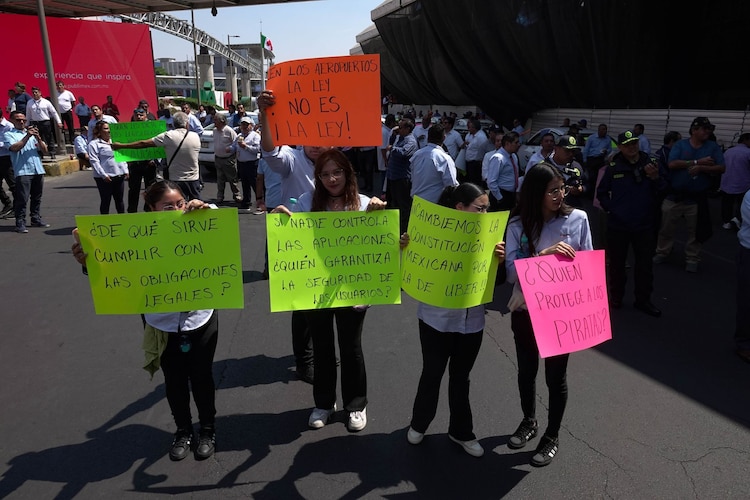 Taxistas bloquean la Terminal 1 y 2 del Aeropuerto Internacional de la Ciudad de México