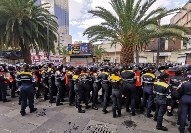 Policías lanzan gases a manifestantes.