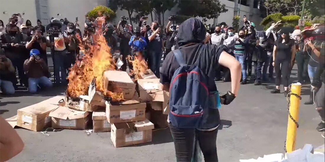 Documentos sustraídos por manifestantes feministas de la FGJ-CDMX.