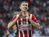 Santiago Ormeño celebra su primer gol con las Chivas en la Liga MX.