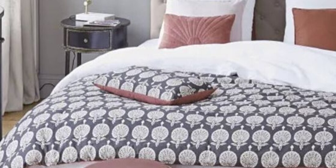 Evita poner la cama debajo de una ventana o repisa. Opta por colores claros.