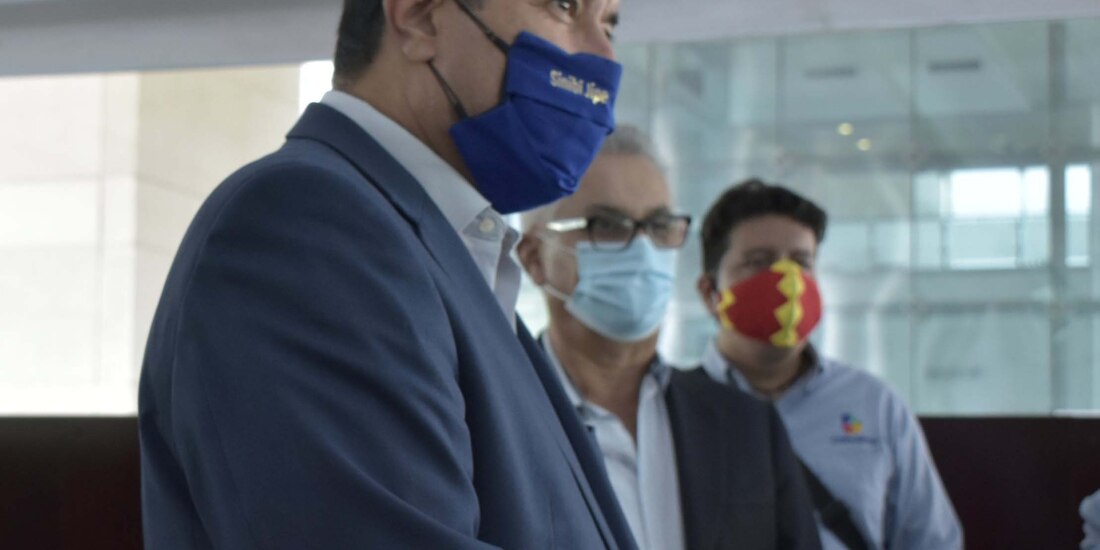 Luis Fernando Mesta (de lentes), secretario de Gobierno, acompaña al gobernador Javier Corral en un evento.