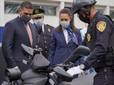 La Jefa de Gobierno y el secretario de Seguridad Ciudadana durante la entrega de motocicletas para cuadrantes.